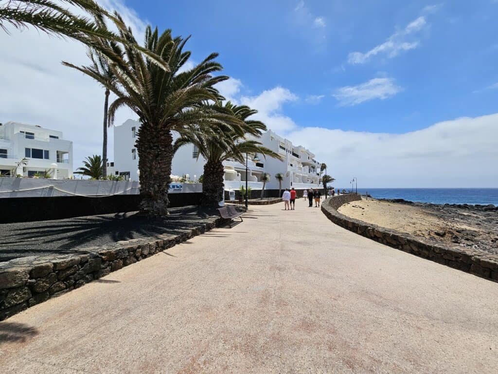 promenade côtière à Costa Teguise