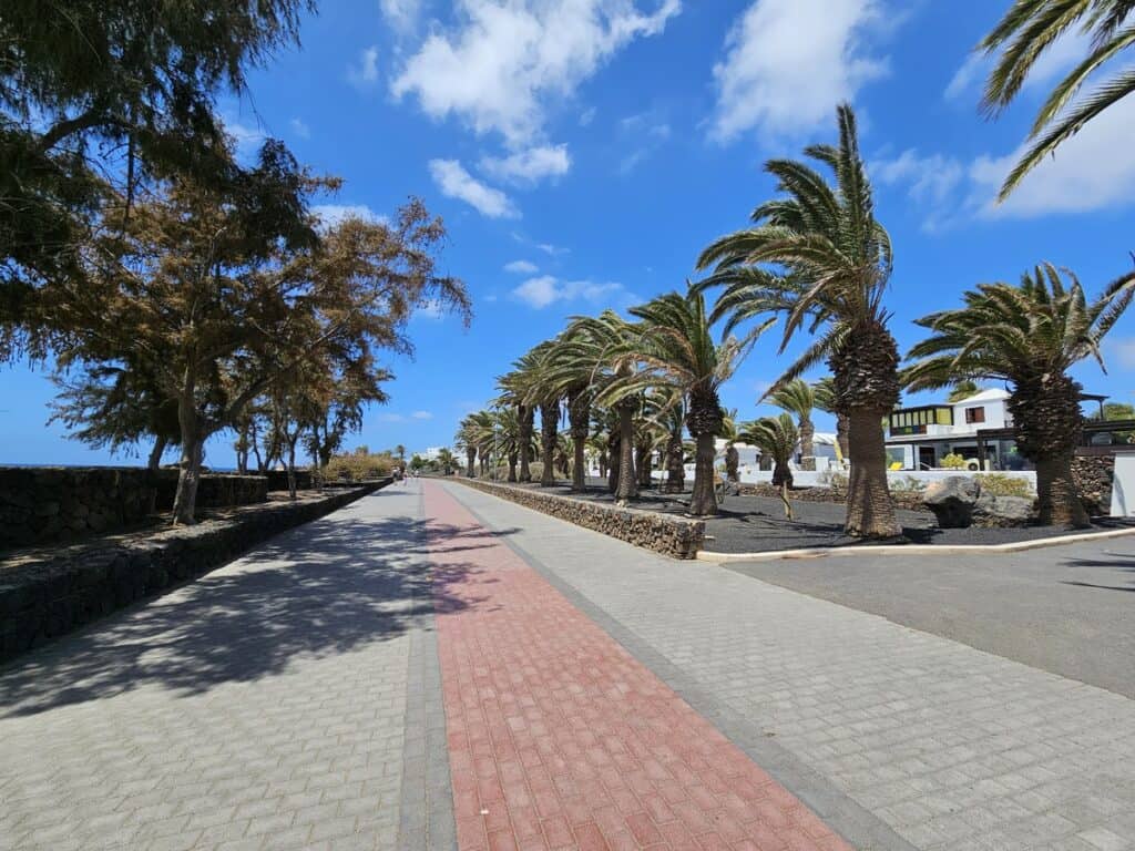 promenade côtière de costa teguise