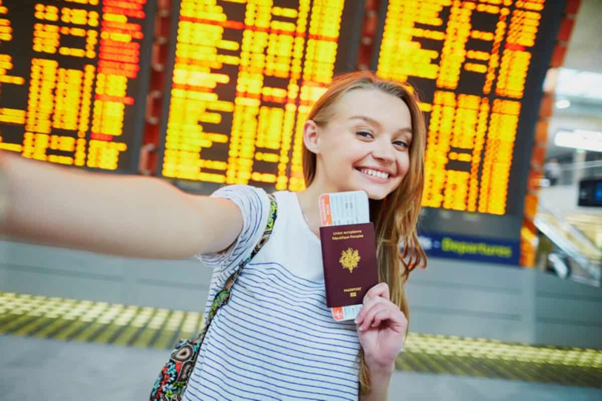 femme heureuse billets d'avion