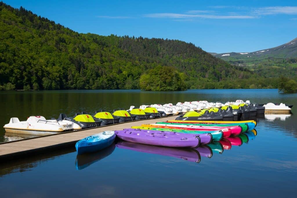 pédalos et canoes au lac chambon