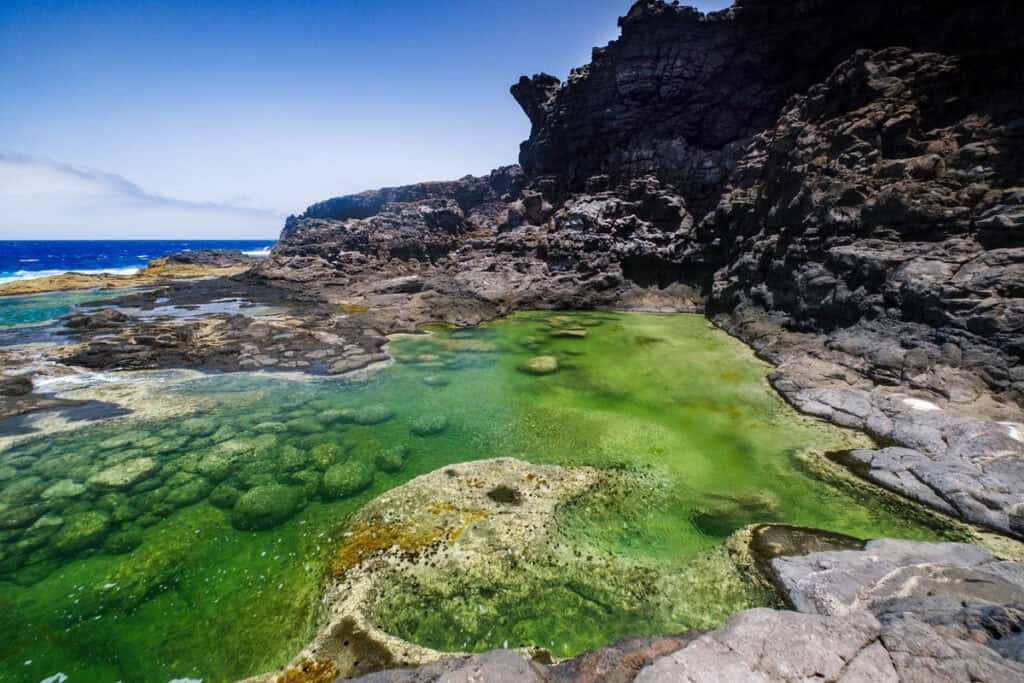 belle piscine naturelle en bord de mer