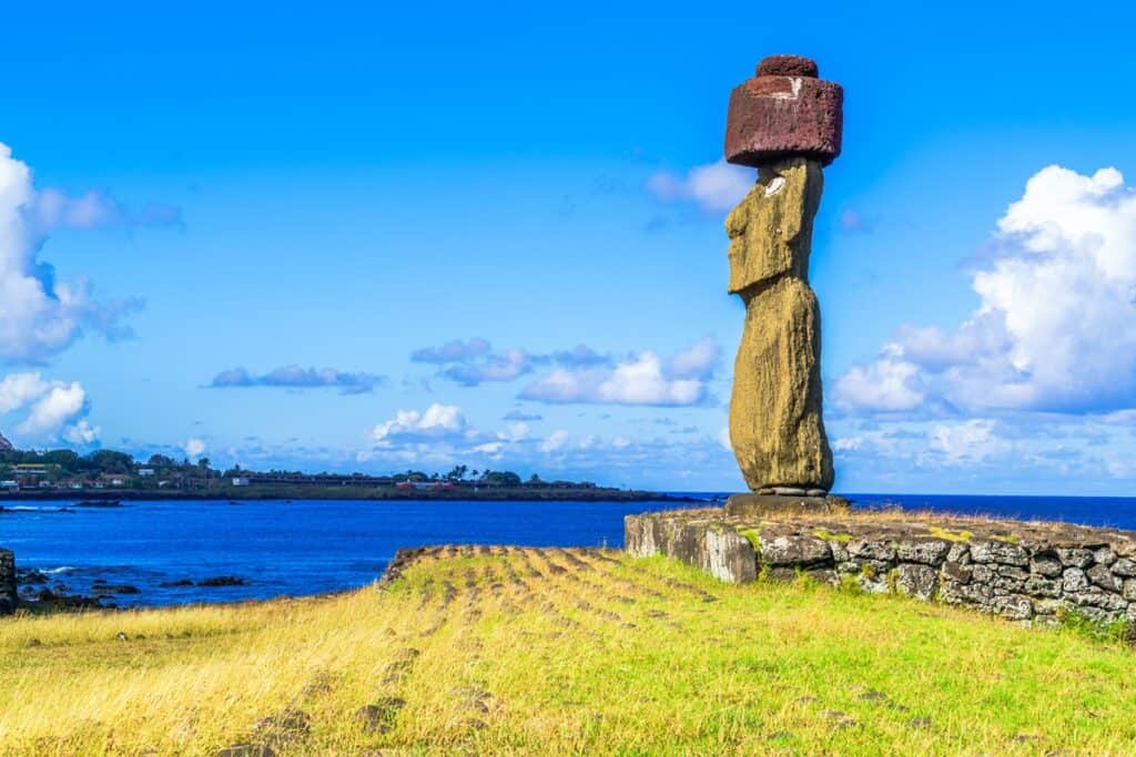 Moai à Ahu Ko Te Riku dans le complexe archéologique de Tahat Île de Pâques