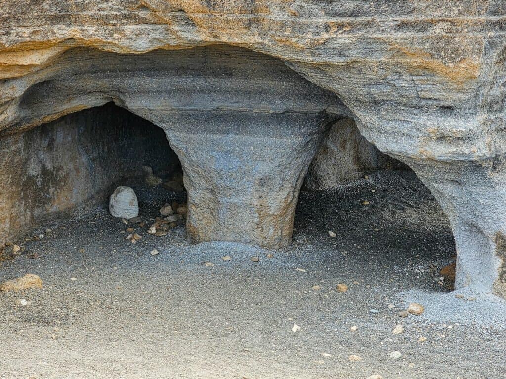 trous dans la roche