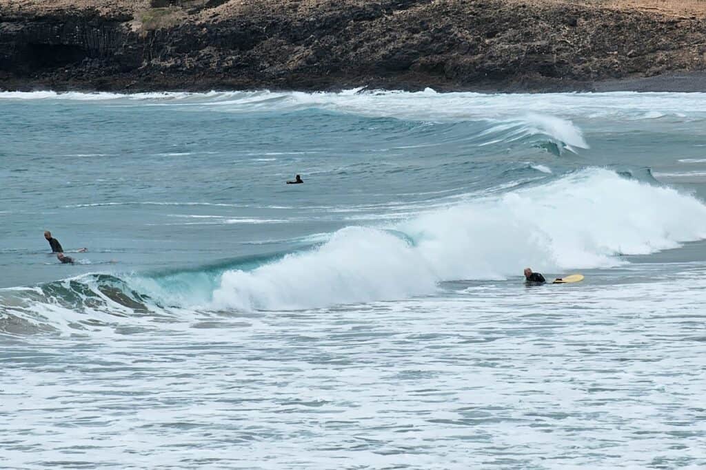 surfeurs à la plage de La Garita à Arrieta