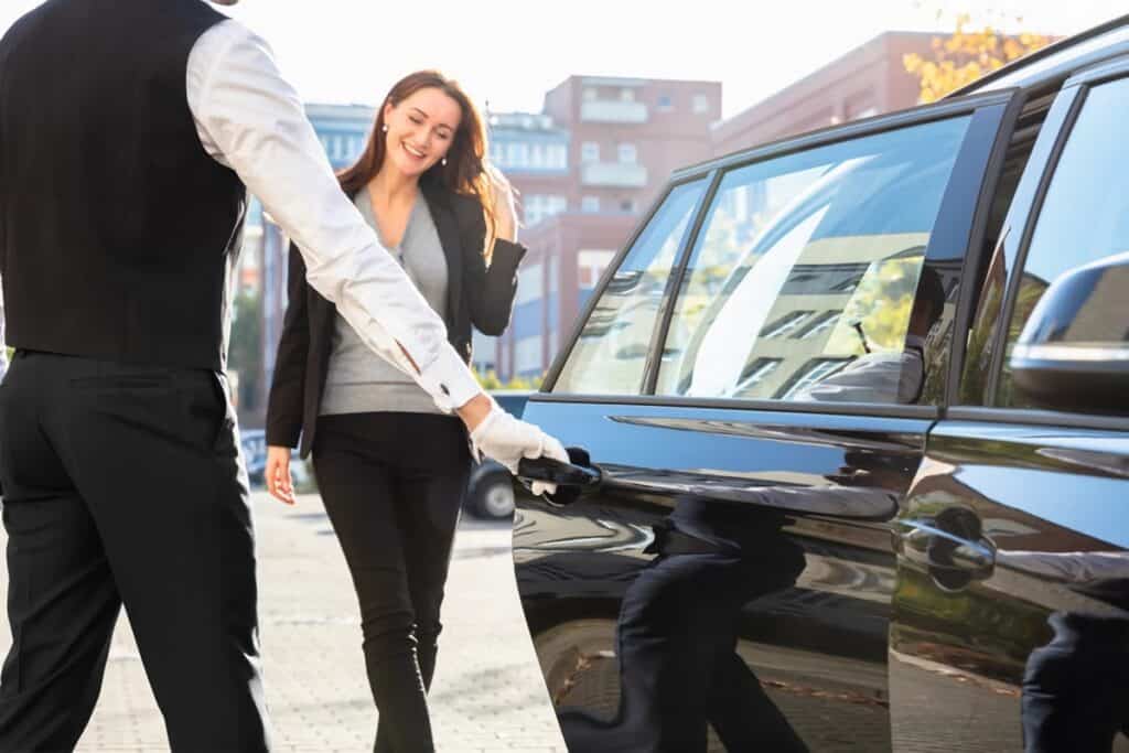 chauffeur ouvre porte voiture client