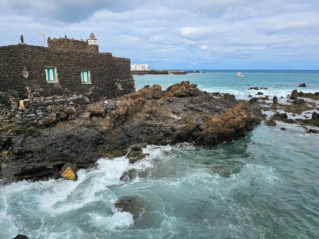 maison en pierre de lave sur la côte de Punta Mujeres