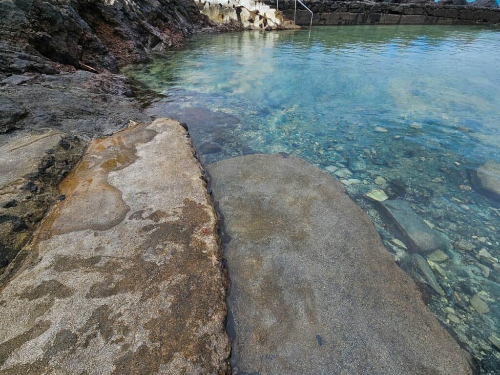 escalier en pierre piscine naturelle