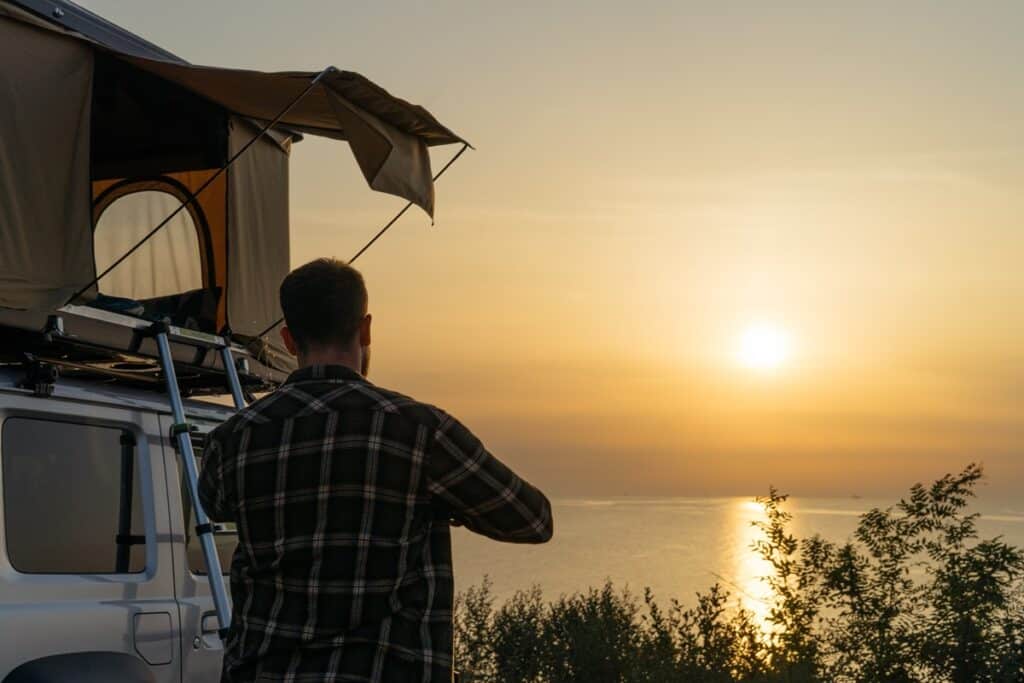 voiture tente de toit au bord d'un lac en Écosse