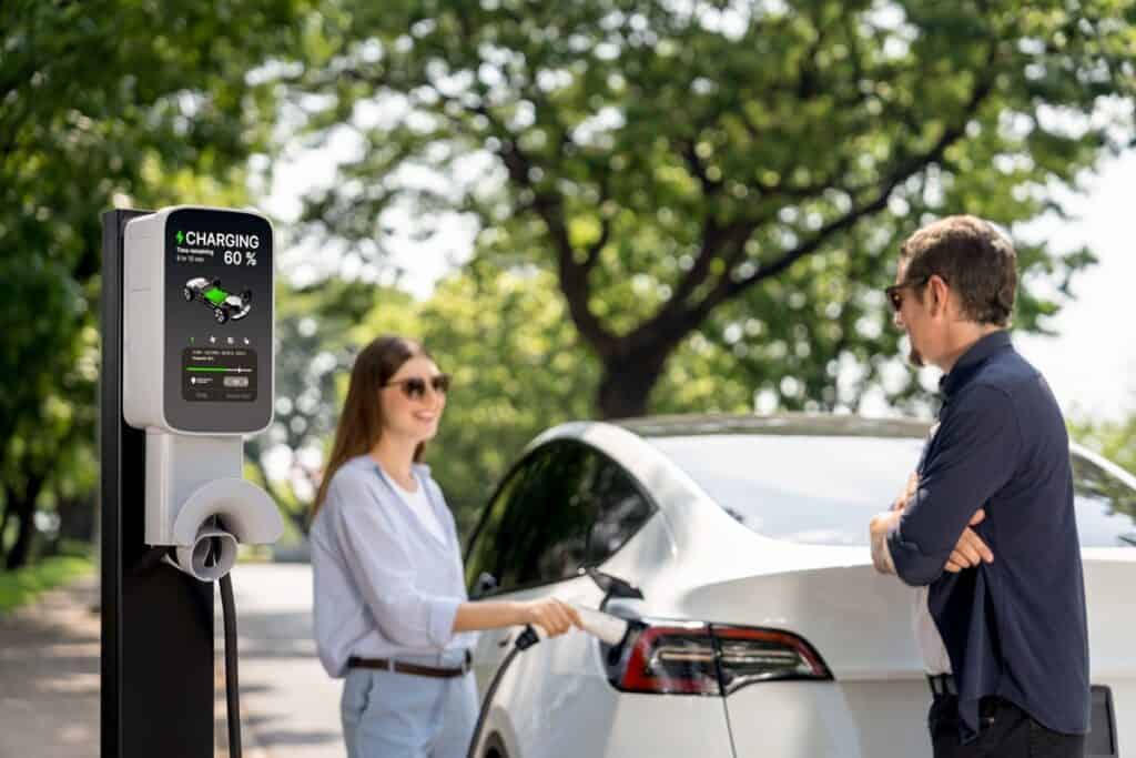 femme recharge voiture électrique