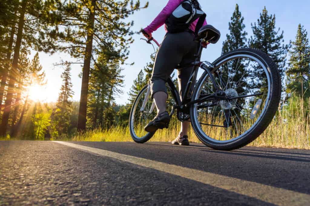 cycliste sur une piste cyclable