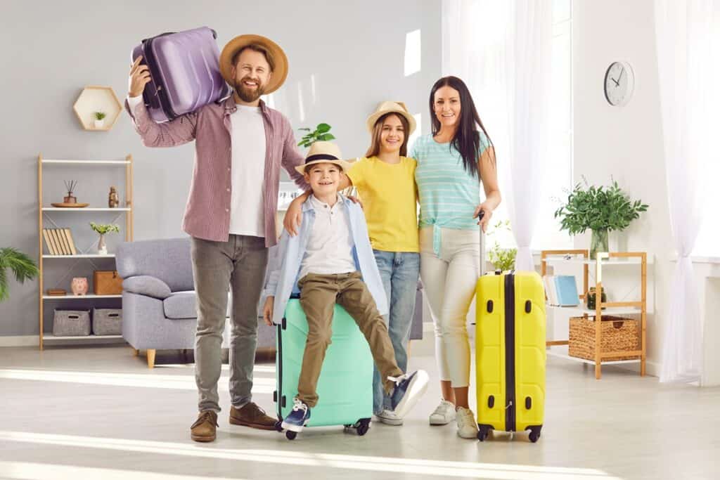 famille avec valises qui part en vacances