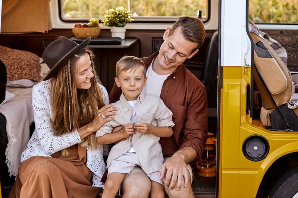 famille voyageant en van aménagé