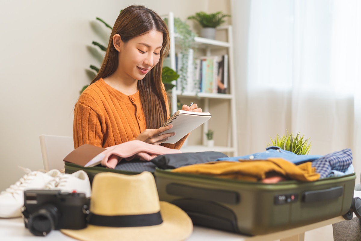 femme qui prépare sa valise