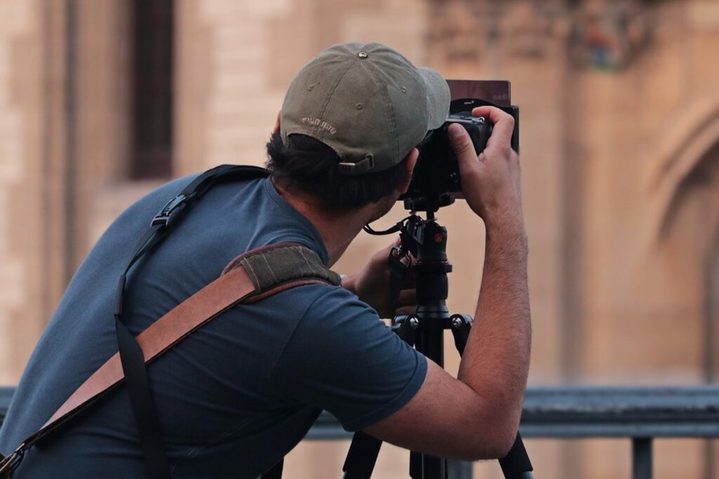 homme qui fait une photographie de voyage