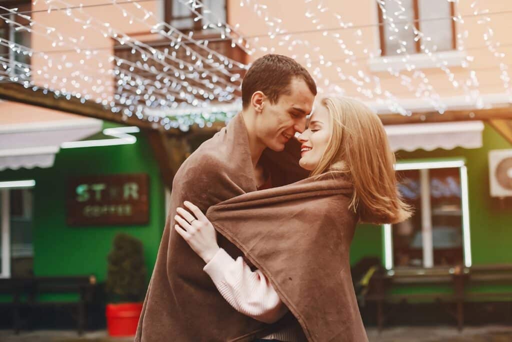 couple emmitouflé dans un plaid